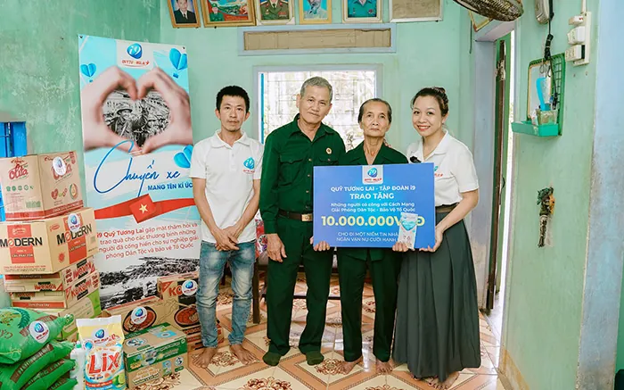 Biểu tượng điện thoại và tin nhắn, minh họa các kênh liên hệ với bộ phận hỗ trợ khách hàng của 13win Okvip.